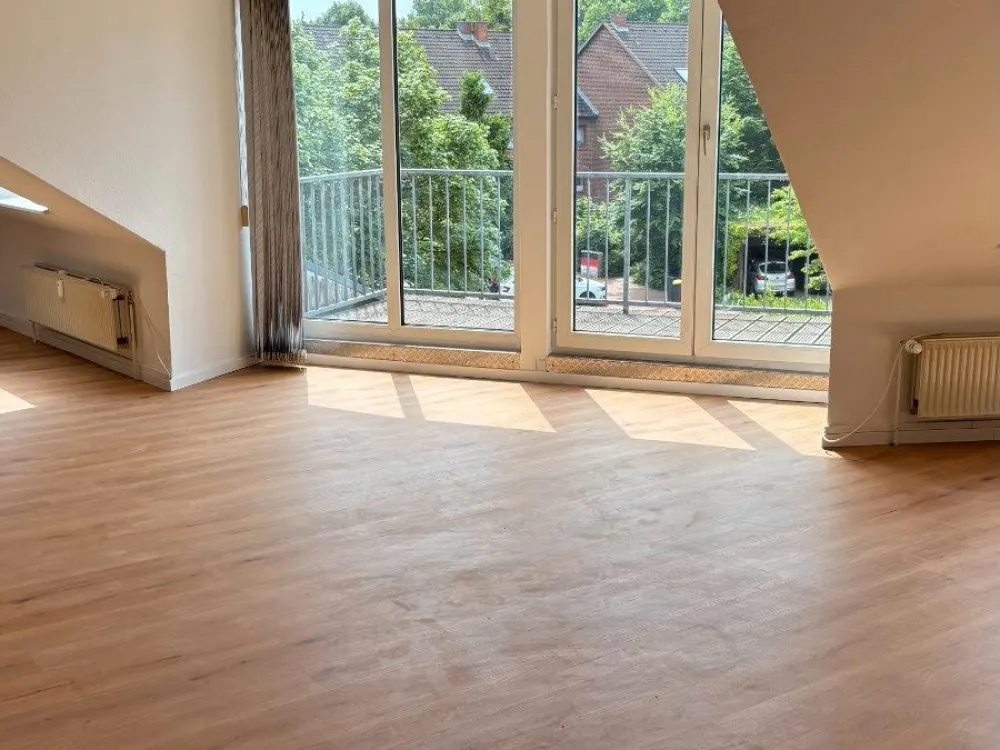 Lichtdurchflutete Dachgeschosswohnung mit großem Südbalkon