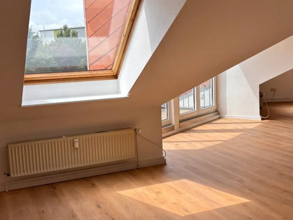 Lichtdurchflutete Dachgeschosswohnung mit großem Südbalkon