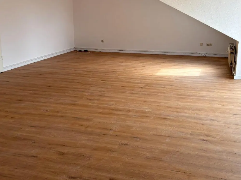 Lichtdurchflutete Dachgeschosswohnung mit großem Südbalkon