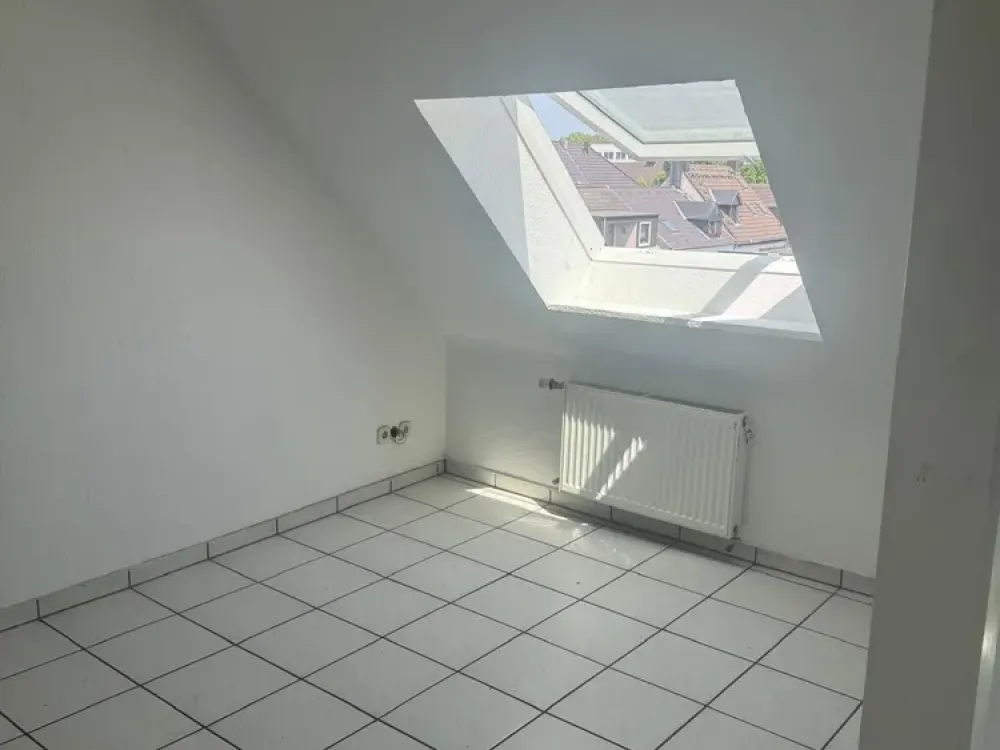 helle 2,5 Zimmer WOhnung im DG