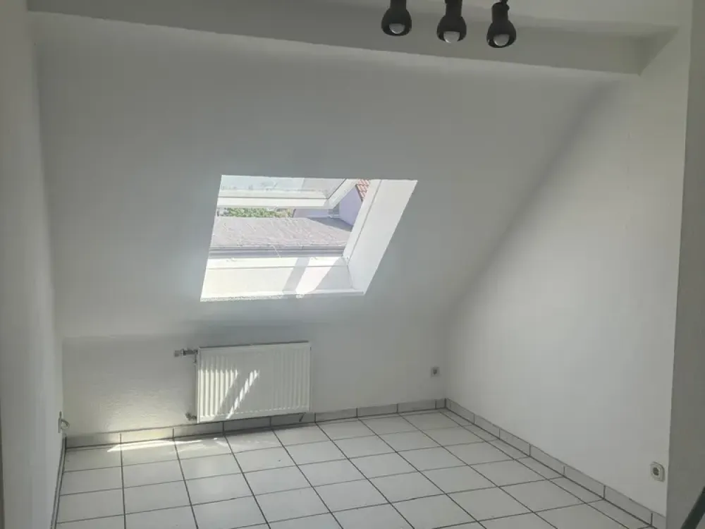 helle 2,5 Zimmer WOhnung im DG