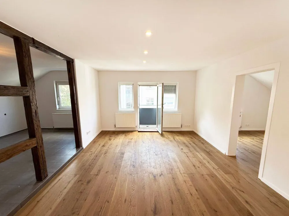 S-MITTE: Modernisierte Dachgeschoss-Wohnung in begehrter Lage