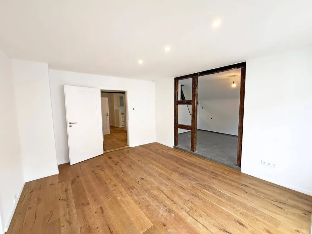 S-MITTE: Modernisierte Dachgeschoss-Wohnung in begehrter Lage