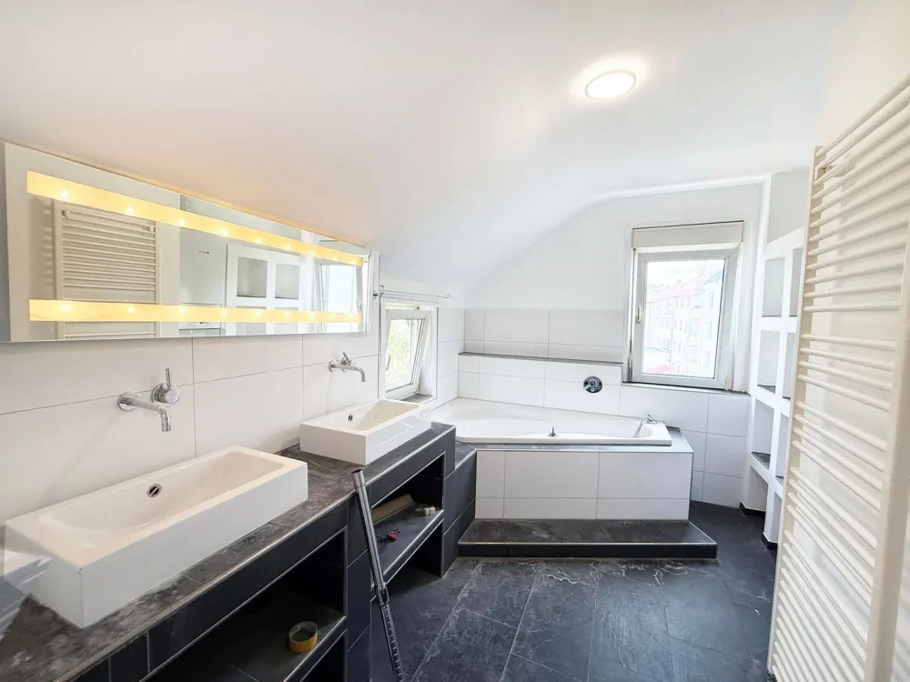 S-MITTE: Modernisierte Dachgeschoss-Wohnung in begehrter Lage