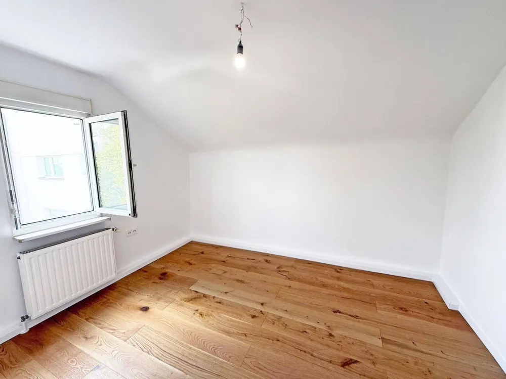 S-MITTE: Modernisierte Dachgeschoss-Wohnung in begehrter Lage