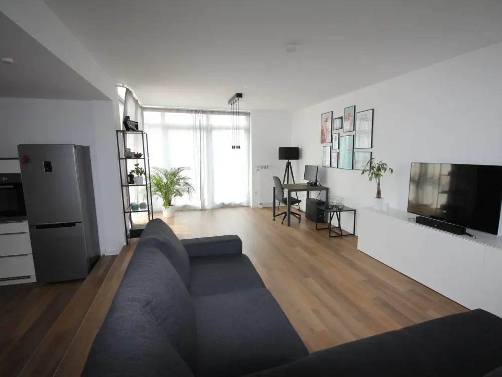 individuelle Wohnung mit eigenem Eingang und 2 Balkonen in zentraler Lage
