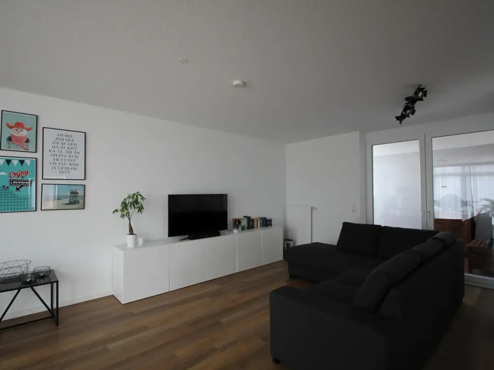 individuelle Wohnung mit eigenem Eingang und 2 Balkonen in zentraler Lage