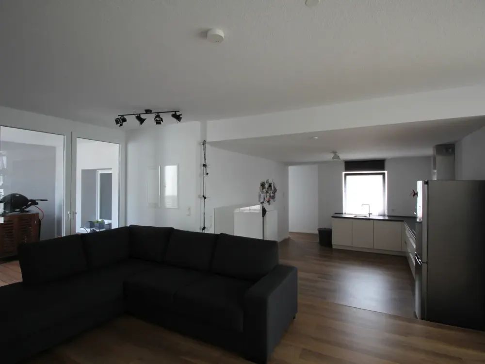 individuelle Wohnung mit eigenem Eingang und 2 Balkonen in zentraler Lage