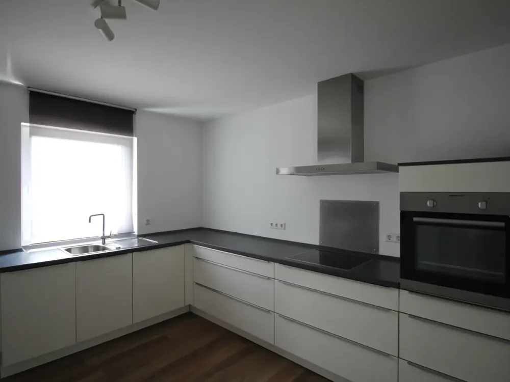 individuelle Wohnung mit eigenem Eingang und 2 Balkonen in zentraler Lage