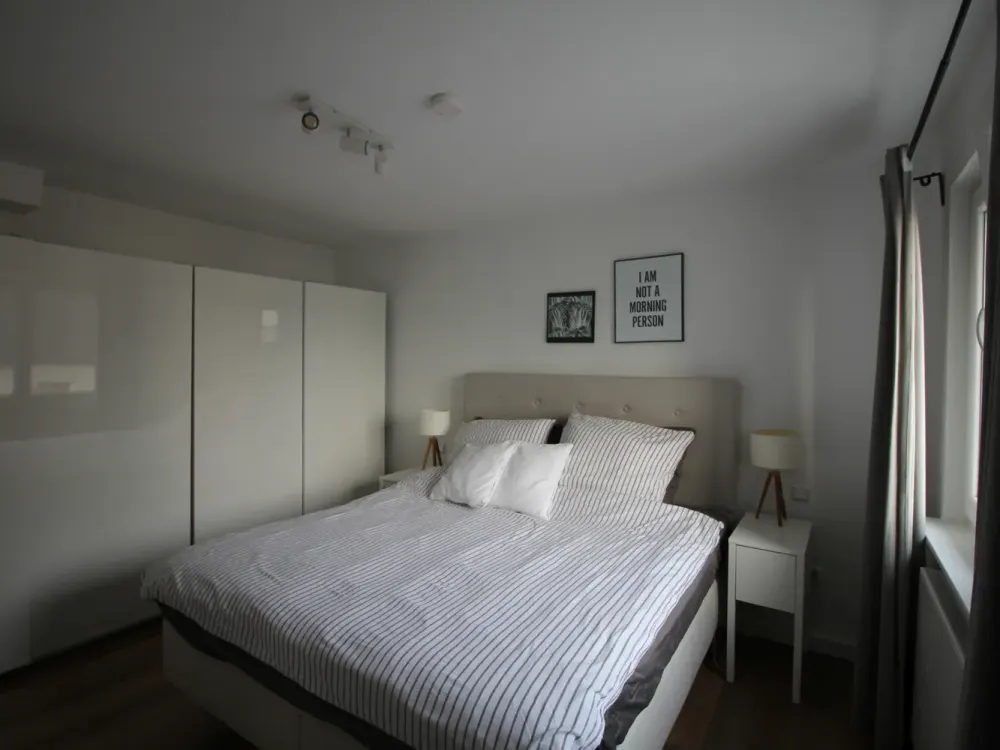 individuelle Wohnung mit eigenem Eingang und 2 Balkonen in zentraler Lage
