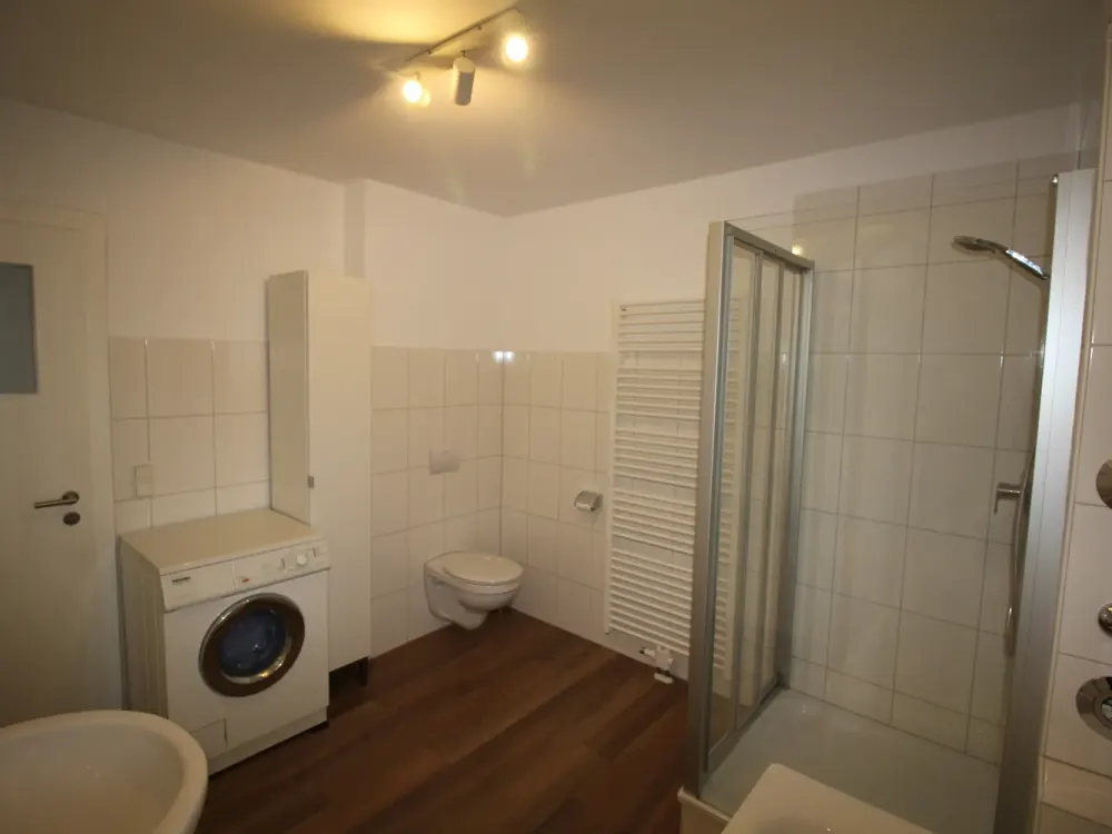 individuelle Wohnung mit eigenem Eingang und 2 Balkonen in zentraler Lage