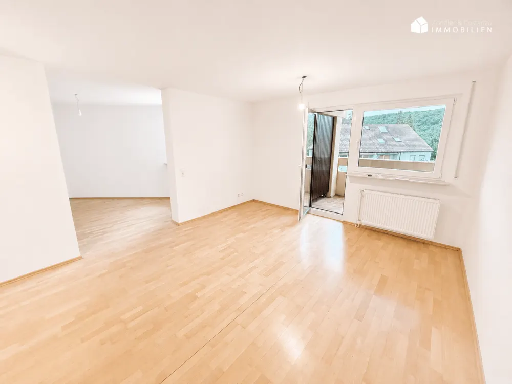 BOTNANG: Sanierte 1,5-Zi.-Wohnung * Balkon * neue EBK * Parkett * opt. Garage * FREI *