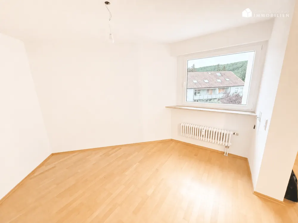 BOTNANG: Sanierte 1,5-Zi.-Wohnung * Balkon * neue EBK * Parkett * opt. Garage * FREI *