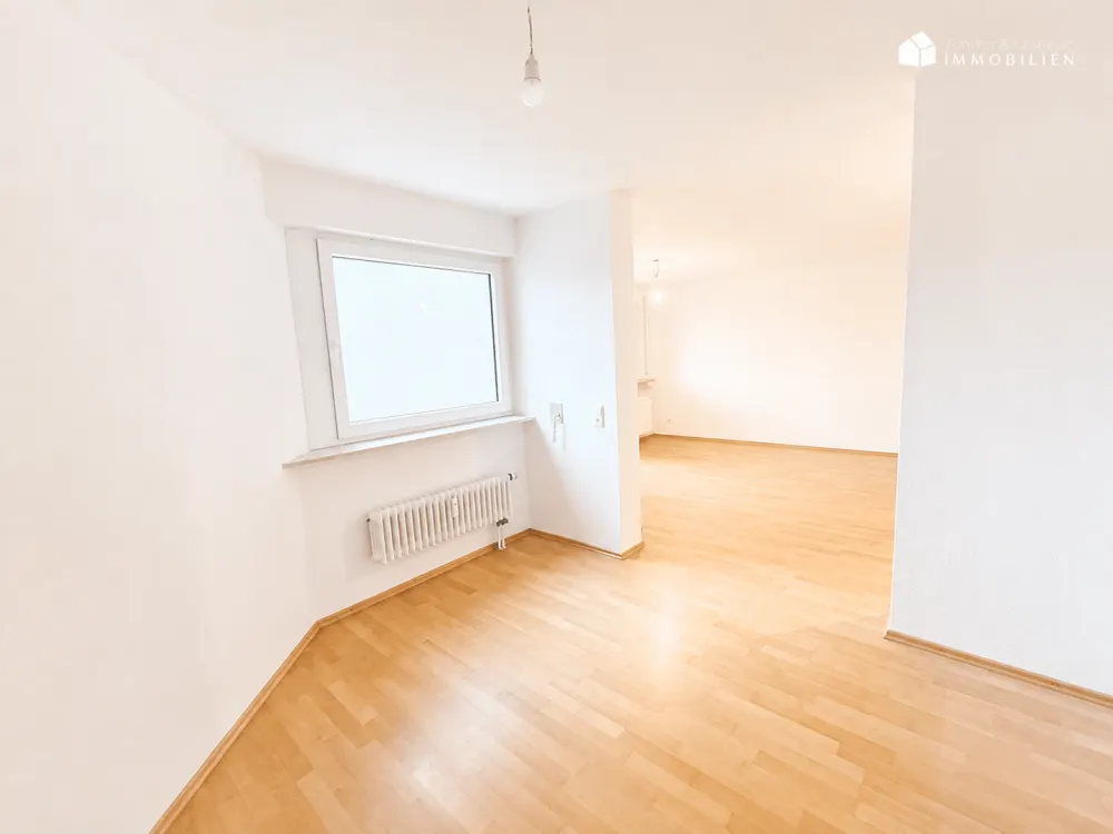 BOTNANG: Sanierte 1,5-Zi.-Wohnung * Balkon * neue EBK * Parkett * opt. Garage * FREI *