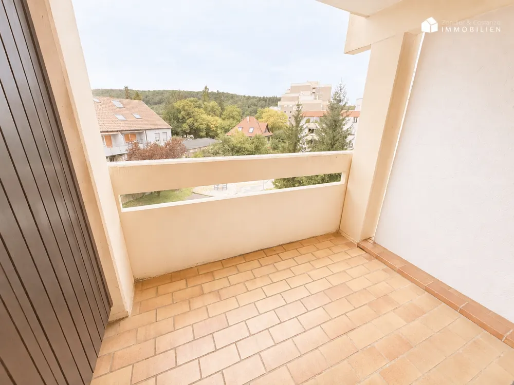 BOTNANG: Sanierte 1,5-Zi.-Wohnung * Balkon * neue EBK * Parkett * opt. Garage * FREI *