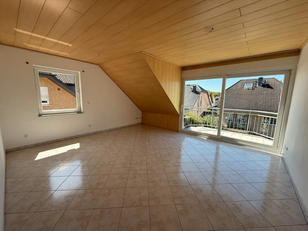 Helle 2-Zimmer-Wohnung + großer Dachboden zu vermieten
