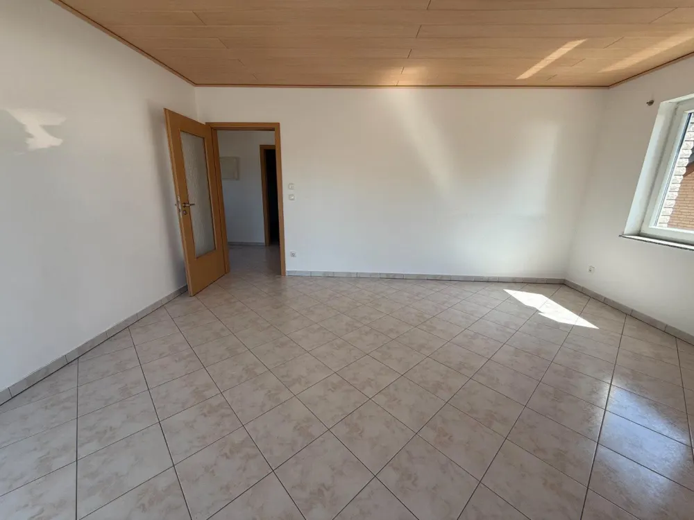 Helle 2-Zimmer-Wohnung + großer Dachboden zu vermieten