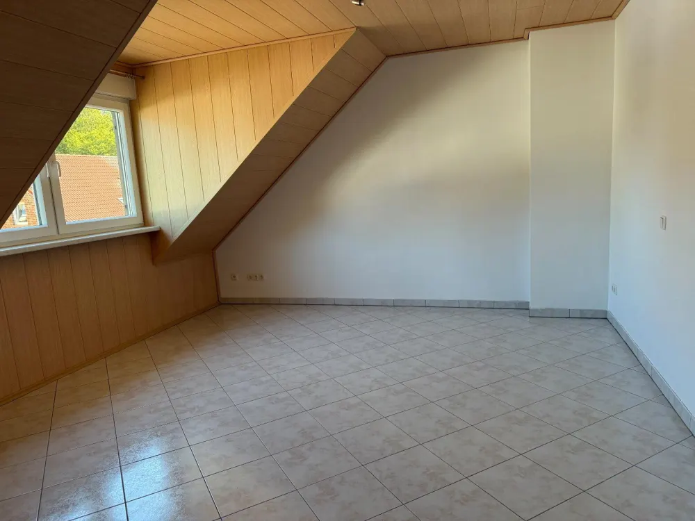 Helle 2-Zimmer-Wohnung + großer Dachboden zu vermieten