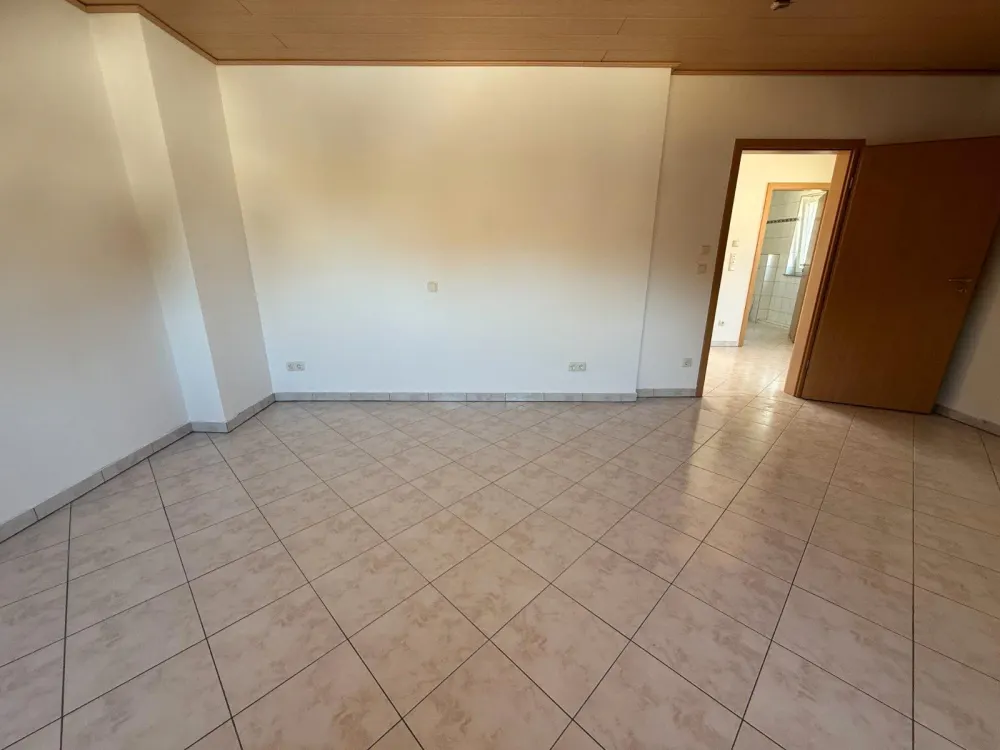 Helle 2-Zimmer-Wohnung + großer Dachboden zu vermieten