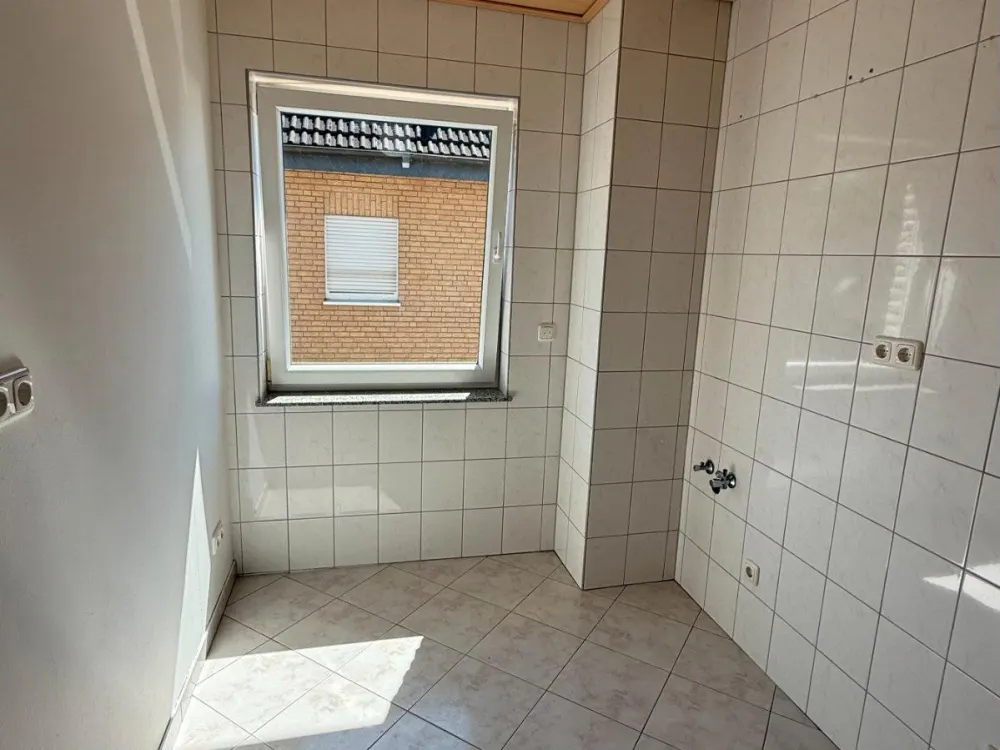 Helle 2-Zimmer-Wohnung + großer Dachboden zu vermieten