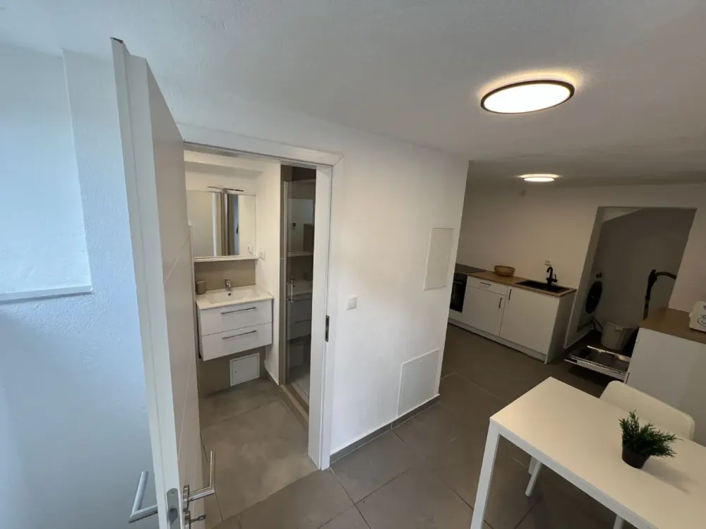 Exklusive, voll ausgestattete 1-Zimmer-Wohnung mit eigenem Eingang und privatem Außenbereich