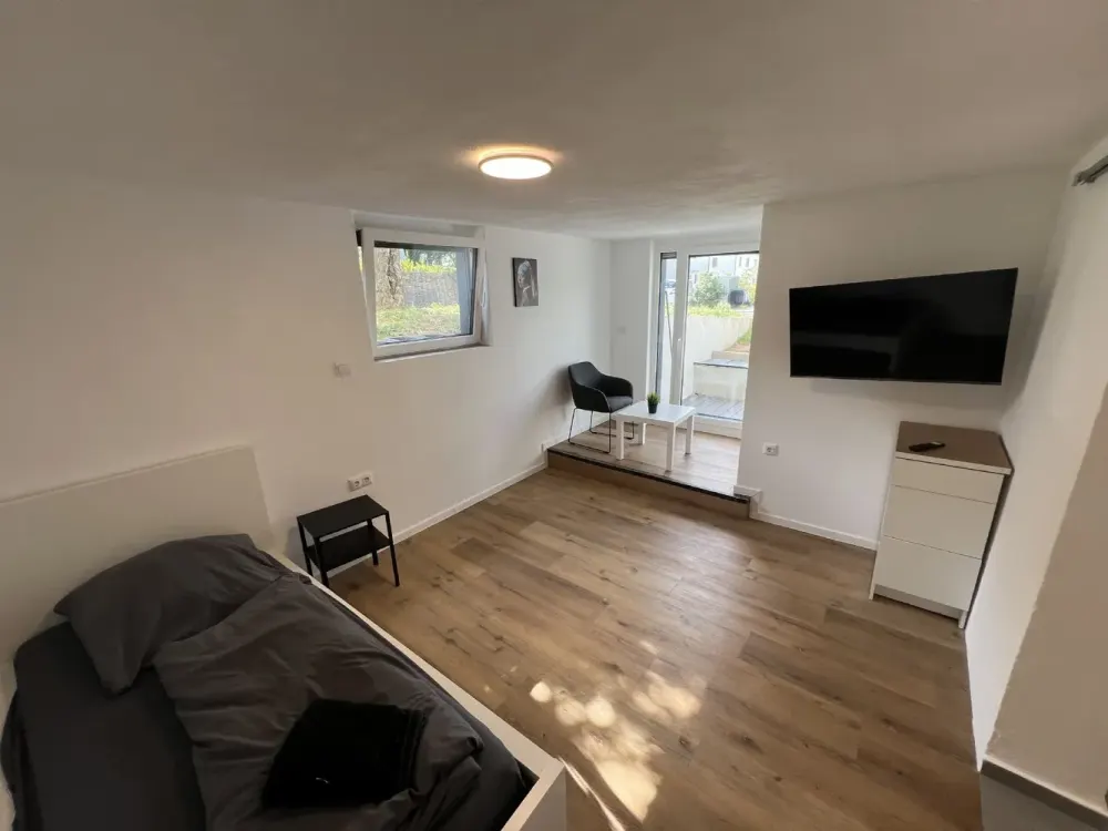 Exklusive, voll ausgestattete 1-Zimmer-Wohnung mit eigenem Eingang und privatem Außenbereich