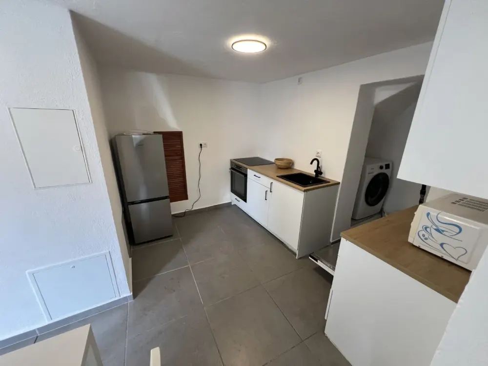 Exklusive, voll ausgestattete 1-Zimmer-Wohnung mit eigenem Eingang und privatem Außenbereich