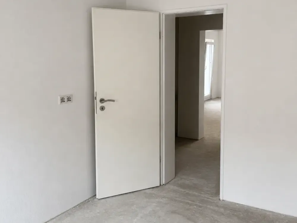 Modernisierte 4-Zimmer-Wohnung mit Balkon in Rheinnähe