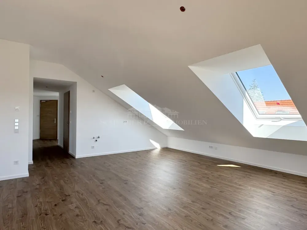 Lichtdurchflutete Dachgeschosswohnung mit sonnigem Balkon