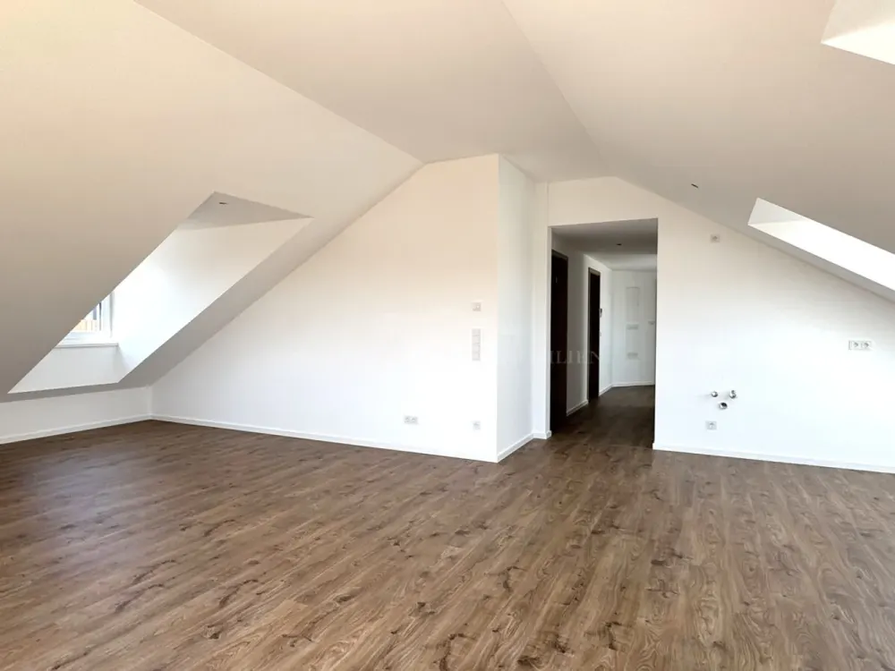Lichtdurchflutete Dachgeschosswohnung mit sonnigem Balkon