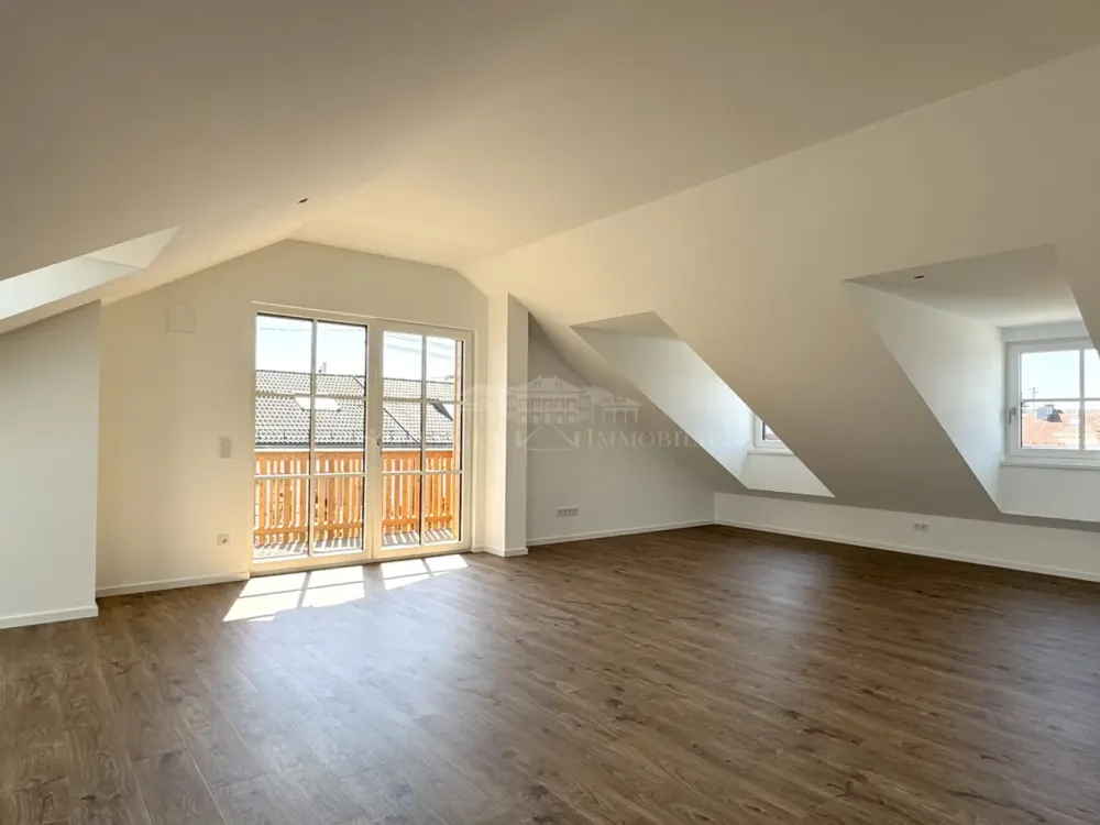Lichtdurchflutete Dachgeschosswohnung mit sonnigem Balkon
