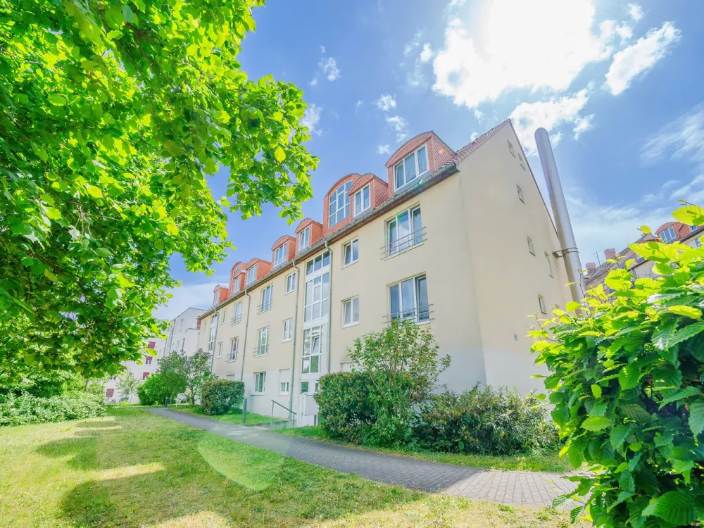 Bright 2-Room Apartment* Bathroom with Tub* South Balcony* Green Courtyard* Central Location* Underground Parking Space Rentable Separately* Top*