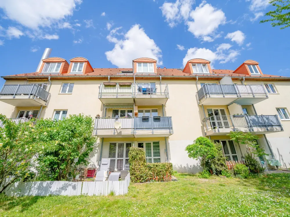 Bright 2-Room Apartment* Bathroom with Tub* South Balcony* Green Courtyard* Central Location* Underground Parking Space Rentable Separately* Top*