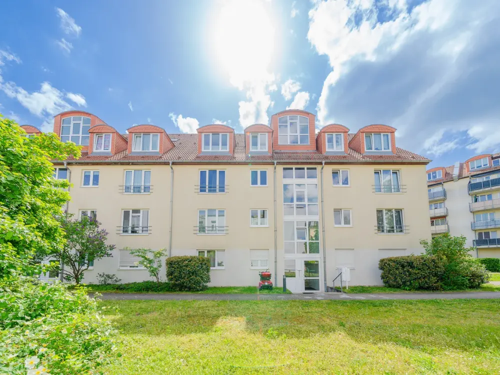 Bright 2-Room Apartment* Bathroom with Tub* South Balcony* Green Courtyard* Central Location* Underground Parking Space Rentable Separately* Top*