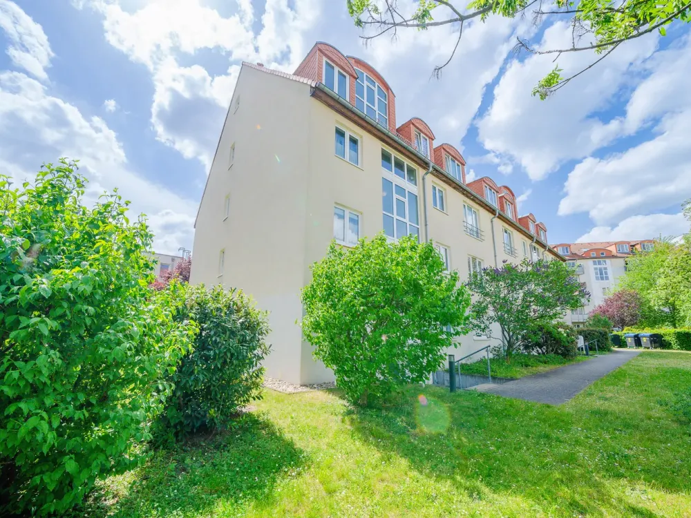 Bright 2-Room Apartment* Bathroom with Tub* South Balcony* Green Courtyard* Central Location* Underground Parking Space Rentable Separately* Top*